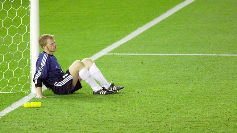 Nach den überragenden Paraden in den Spielen gegen Süd-Korea und die USA patzte Kahn im Finale gegen die Brasilianer. Das Bild des Torwarts, als er nach dem Spiel niedergeschlagen am Pfosten sitzt, bleibt unvergessen. 