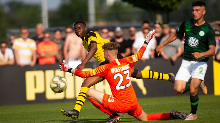 Youssoufa Moukoko führt Dortmund ins U17-Finale.