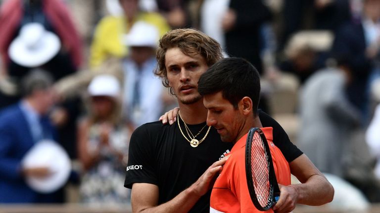 Alexander Zverev scheitert bei den French Open im Viertelfinale glatt in drei Sätzen an Novak Djokovic.