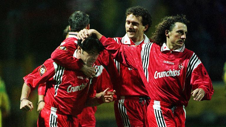 Tore, Tore, Tore! Am 34. Spieltag 1996/97 traf der 1. FC Kaiserslautern auf den SV Meppen und der Endstand kann sich allemal sehen lassen. Mit 7:6 trennten sich die beiden Zweitligisten und sorgten für das Spiel mit den meisten Toren in der 2. Liga. 