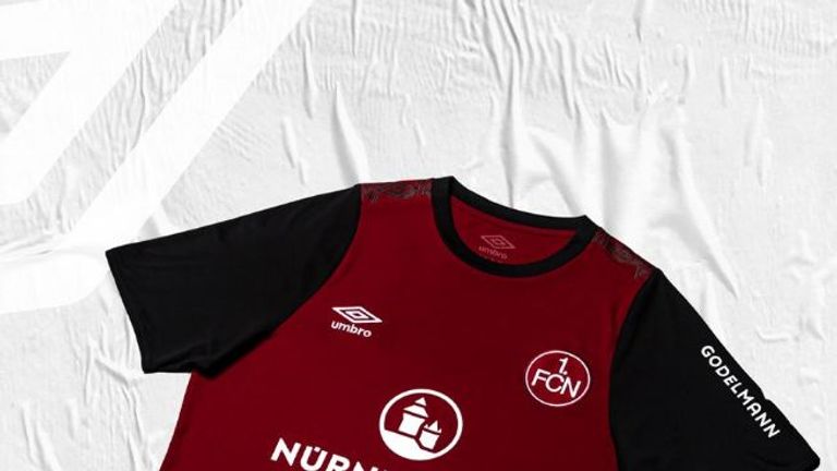 Das neue Heimtrikot des 1. FC Nürnberg erstrahlt in dunklem Rot mit schwarzen Ärmeln. Der Preis ist bisher unbekannt. (Bildquelle: twitter/1_fc_nuernberg)