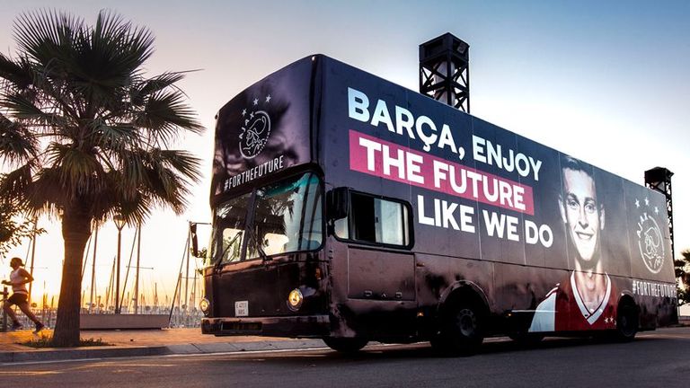 Der Frenkie-Bus fährt noch bis Freitag jeden Tag durch Barcelona. (Bildquelle: ajax.nl)