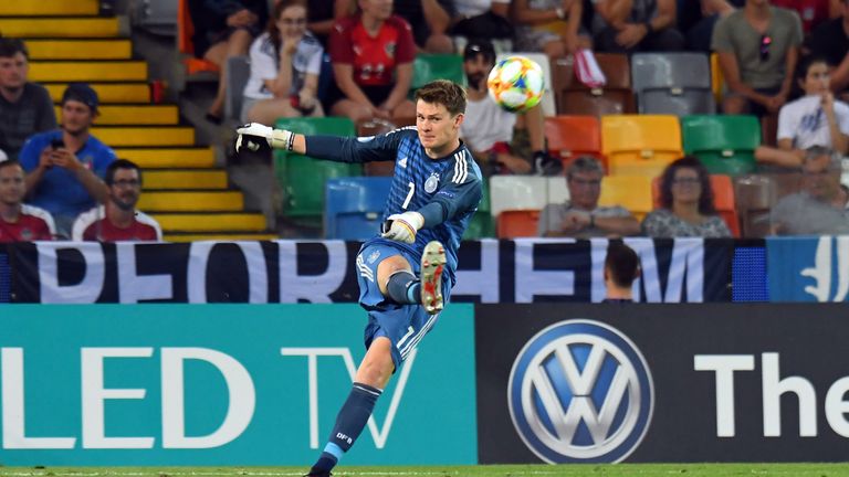 ... steht außer Frage. Nach Sky Informationen sind der FC Bayern, Atletico Madrid und Tottenham an Nübel interessiert,  ' Wir wollen seinen Vertrag verlängern und werden die Gespräche intensivieren, wenn er zurück ist von der EM‘, ...