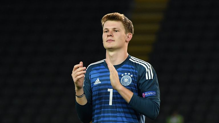 ..., meinte Schneider: 'Die Vertragssituation ist bekannt. 'Nübels Kontrakt läuft bis 2020.
'Einen Wechsel in diesem Sommer halte ich für unwahrscheinlich', sagt Schalke-Exter Dirk große Schlarmann, 'ich glaube, eher dass er nächstes Jahr wechselt.'
