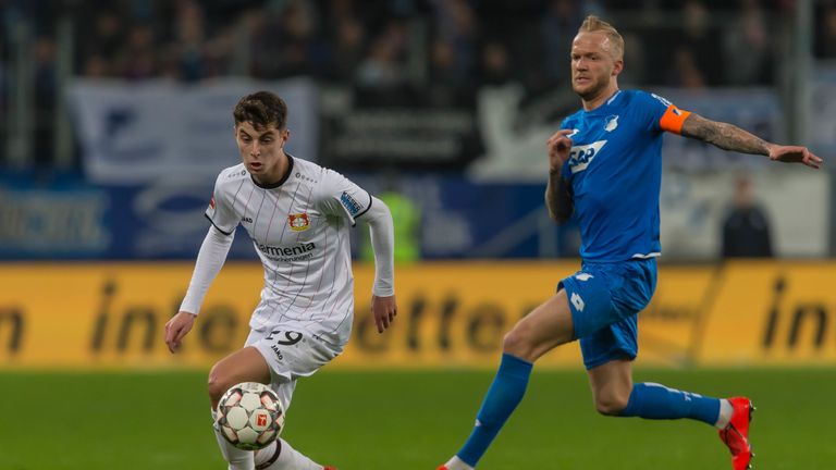 Kai Havertz (l.) und Bayer Leverkusen haben die vergangene Saison vor Kevin Vogt (r.) und der TSG Hoffenheim abgeschlossen. 