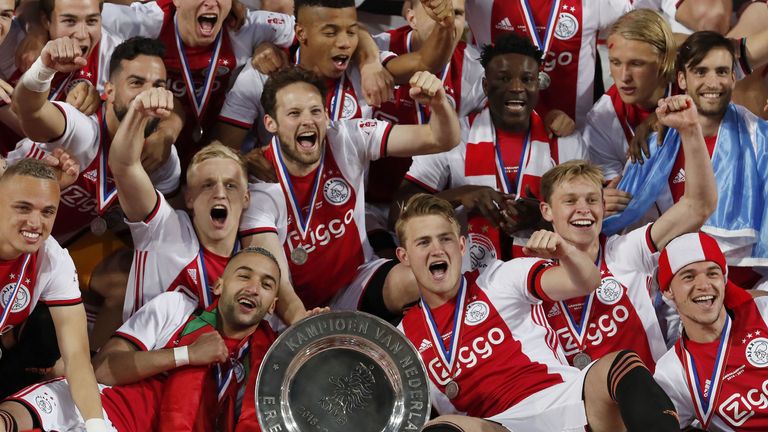 Platz 5: Ajax Amsterdam: Ausgaben: 220,80 Mio. Euro / Einnahmen: 419,17 Mio. Euro / Saldo: 198,37 Mio. Euro