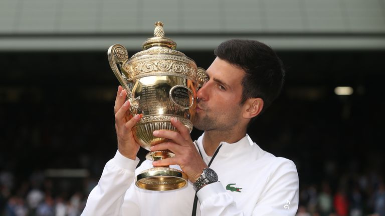 Ein Küsschen für den Pokal: Novak Djokovic gewinnt zum fünften Mal Wimbledon.