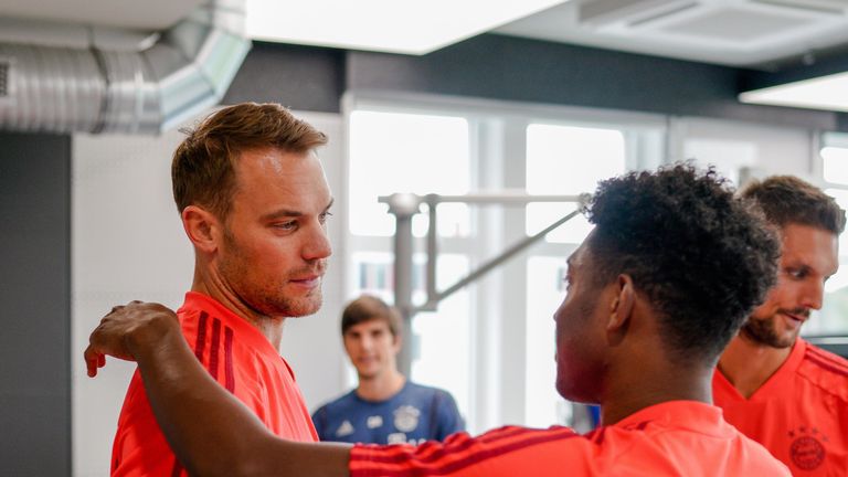 Die Nationalspieler des FC Bayern sind zurück im Training (Qulle: Twitter @FCBayern).