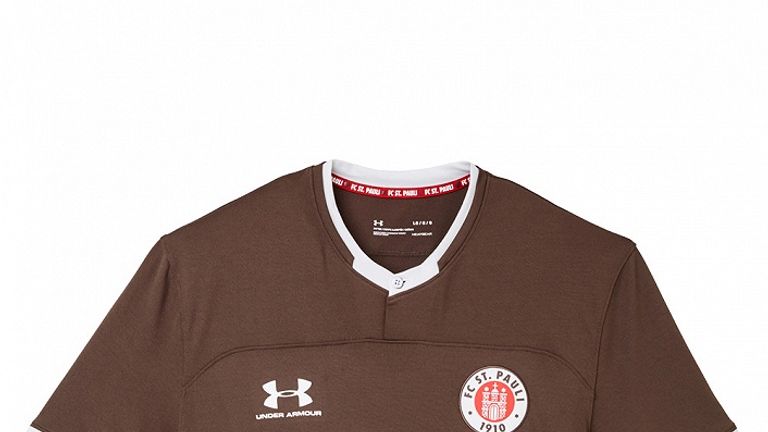 Der FC St. Pauli hat sich für ein schlichtes Trikot-Design ohne viel Schnickschnack entschiedet und verlangt 74,95 Euro. Ein Spielerflock kostet 12,50 Euro. (Bildquelle: fcsp-shop.com)