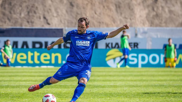 Abstiegskandidat Nummer 2: Karlsruher SC. Aufstiegsheld Anton Fink könnte in der neuen Saison zum Bankdrücker werden - und der KSC wieder zum Drittligisten.