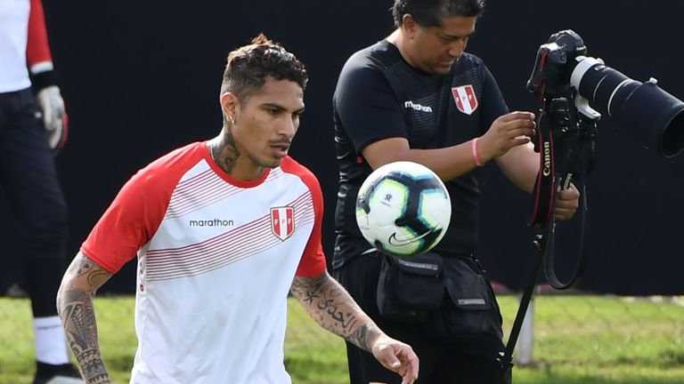 Ende August 2018 hatte das Schweizer Bundesgericht die Aussetzung der Sperre wieder aufgehoben. Bis April 2019 durfte der Oldie nicht auf dem Platz stehen – sehr zum Leidwesen seines Vereins SC International Porte Alegre, zu welchem er erst Anfang August von Flamengo wechselte.