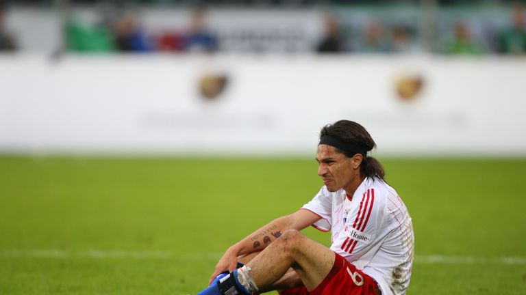 2009 zog sich der Stürmer bei einem Länderspiel in Peru einen doppelten Kreuzbandriss zu. Für die Reha soll der Stürmer nach Deutschland zurückkehren, steigt aus Flugangst jedoch dreimal wieder aus dem Flugzeug aus. 