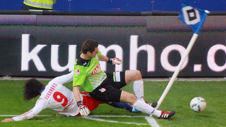 Anfang Dezember 2012 grätscht der Peruaner den Stuttgarter Torwart Sven Ulreich brutal um, erhält glatt Rot und acht Spiele Sperre!