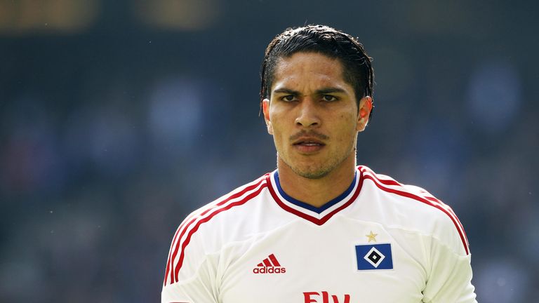 Letztendlich absolviert der Spieler seine Reha in Peru: Der HSV schickt zwei Physiotherapeuten nach Peru, um die Verletzung des Stürmers vor Ort zu behandeln. 