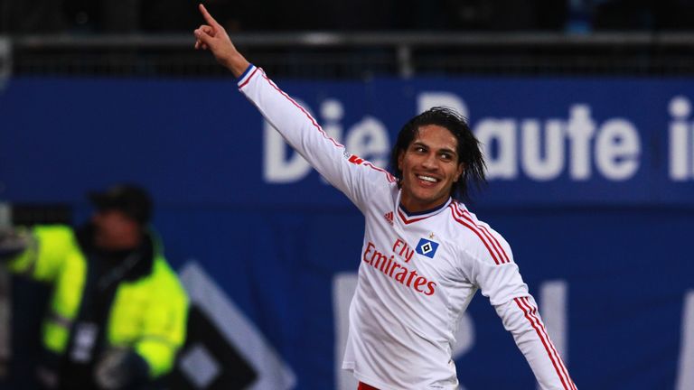 Lief für den HSV 183 mal auf und erzielte 51 Tore. (Platz 19 beim HSV und der ewigen Liste.)