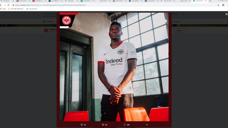 Die Eintracht veröffentlichte die ersten Bilder zum Auswärtstrikot für die Saison 2019/20. In weiß gehalten, schmückt der Eintracht-Adler und das Nike-Zeichen die Brust. Kragen und Ärmel sind in schwarz und rot gehalten (Quelle: Twitter @Eintracht).