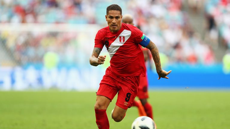 Bei der WM schaffte Peru es nicht über die Gruppenphase hinaus: Nach zwei knappen Niederlagen gegen Dänemark und Frankreich (jeweils 0:1) besiegte Peru Australien im letzten Spiel mit 2:0 – auch Kapitän Guerrero traf und legte einen Treffer vor.