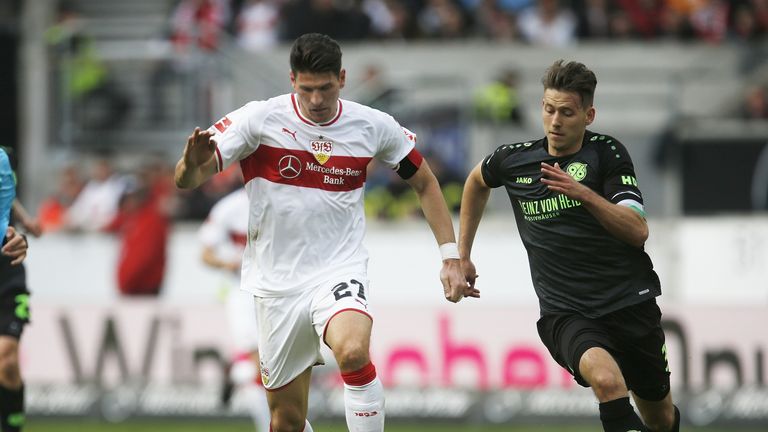 Hannovers Waldemar Anton (r.) hängt Stuttgarts Mario Gomez (l.) bei den Marktwerten deutlich ab.