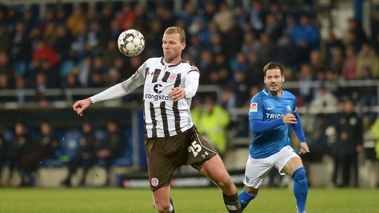 Stolze 2,01 Meter misst der Stürmer des FC St. Pauli Henk Veerman. Damit kann er von sich behaupten, der größte Spieler der 2. Bundesliga zu sein. Doch in Hamburg steht nicht nur der größte Spieler der 2. Liga auf dem Rasen...