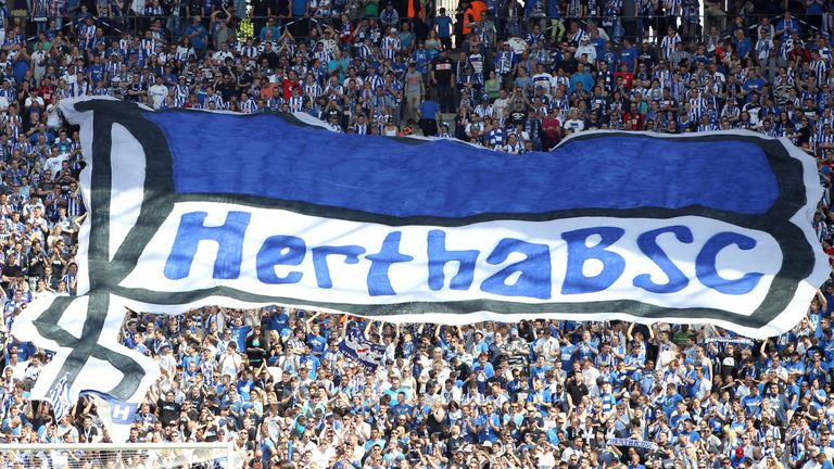 Einen Zuschauerrekord stellte die 2. Liga am 15. Mai 2011 auf. 77.100 Zuschauer verfolgten das Aufeinandertreffen von Hertha BSC und dem FC Augsburg im Berliner Olympiastadion. 
