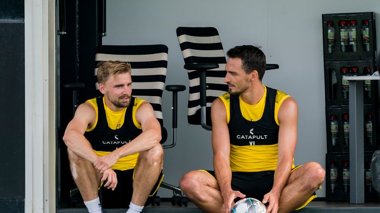Mats Hummels (r.) und Marcel Schmelzer gönnen sich eine kurze Pause während des Trainings.