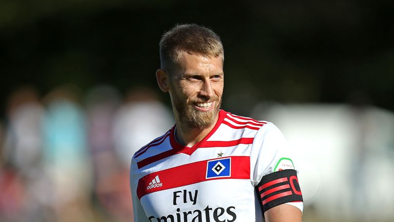 Aaron Hunt trägt auch in der kommenden Saison beim HSV die Binde.