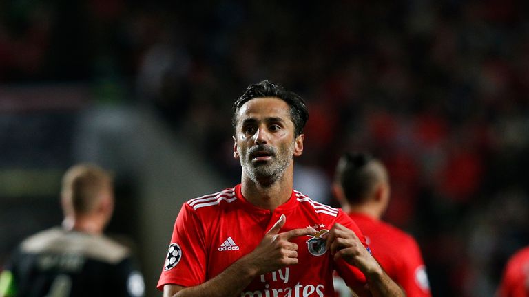 JONAS - (Vereine: FC Santos, Portuguesa, Gremio, FC Valencia, Benfica) - 457 Spiele, 241 Tore - 12 Länderspiele für Brasilien (drei Tore)