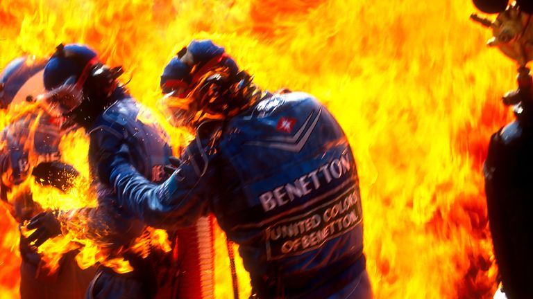 Max Verstappens Vater Jos war vor genau 25 Jahren in ein dramatisches Feuerinferno in der Hockenheimer Boxengasse verwickelt.