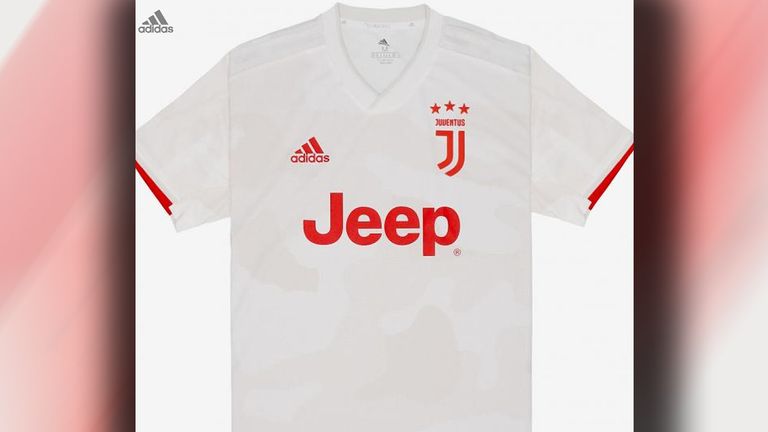 Juventus Turin wird in der Saison 2019/20 auswärts mit einem überwiegend in weiß erstrahlenden Jersey auflaufen. Allerdings ist die zweite Farbe auf dem Trikot nicht wie gewohnt schwarz, sondern orange-rot! (Quelle: juventus.com)