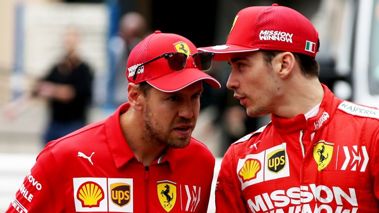 Leclerc im Gespräch mit Vettel.