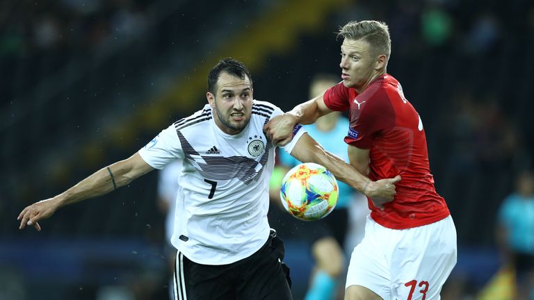 ... . Bei Stefan Kuntz spielte er als Flügelstürmer frei auf. Das Interesse des FC Augsburg ist bekannt, bei einem Angebot 8-10 Millionen Euro würde Mainz ihn wohl abgeben.