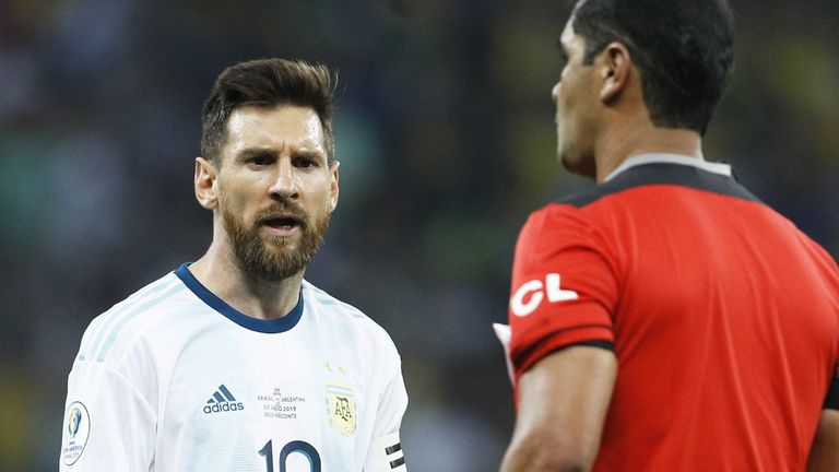 Argentinien-Star Lionel Messi haderte nach der Pleite gegen Brasilien mit der Leistung der Schiedsrichter.