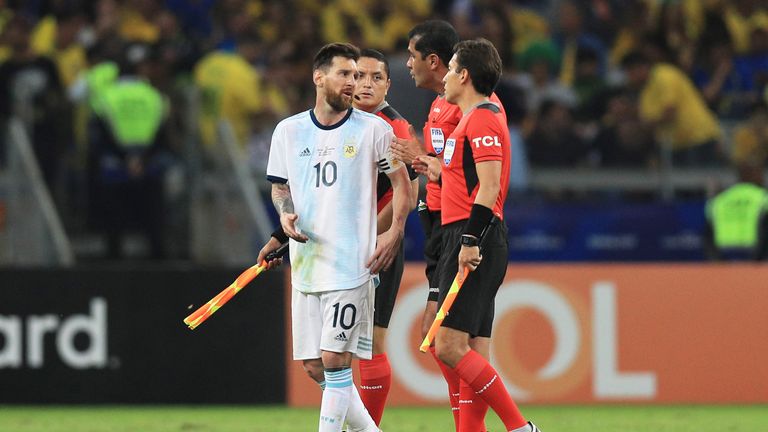 Argentinien-Star Lionel Messi haderte nach der Pleite gegen Brasilien mit der Leistung der Schiedsrichter.