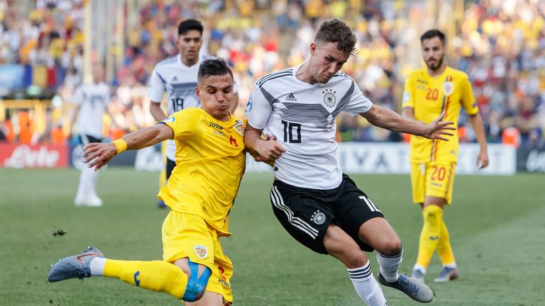 ... Ich könnte mir vorstellen, dass Freiburg, wenn ein 'unmoralisches Angebot' kommt, einem Transfer zustimmen würde, auch wenn die Breisgauer es finanziell nicht unbedingt nötig hätten.'