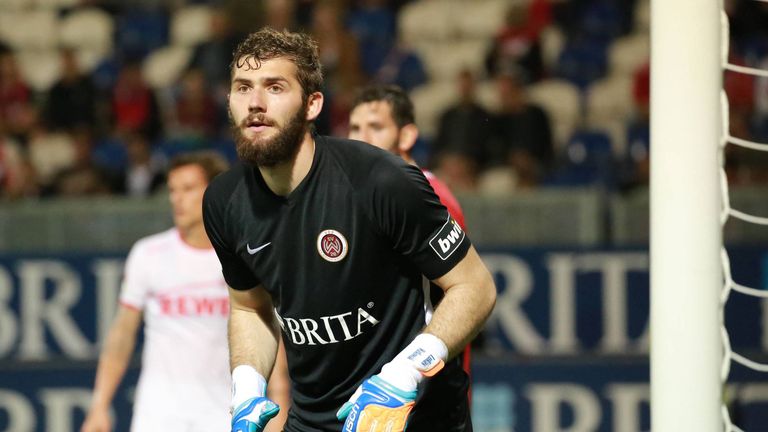 Wo es ein Leichtgewicht gibt, ist auch ein Schwergewicht zu finden. Aufsteiger Wehen Wiesbaden hat den schwersten Spieler der 2. Liga unter seinen Reihen, denn Torwart Lukas Watkowiak bringt 107 Kilogramm auf die Waage. 