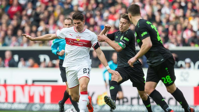Mit seiner Erfahrung will er dafür sorgen, dass der VfB sofort in die Bundesliga zurückkehrt. Vielleicht steht dann auf Gomez‘ Palmares auch noch Zweitliga-Meister.