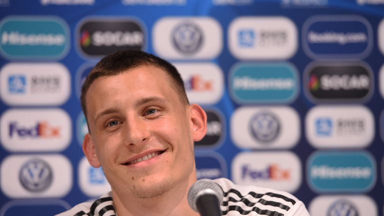 ... In Bremen ist der 22-Jährige Führungsspieler und gehört zum  Kandidatenkreis für die Kapitänsrolle. Eggestein sei 'bodenständig und heimatbewusst', werde aber 'irgendwann einen Wechsel zu einem großen Klub machen', glaubt Töllner.