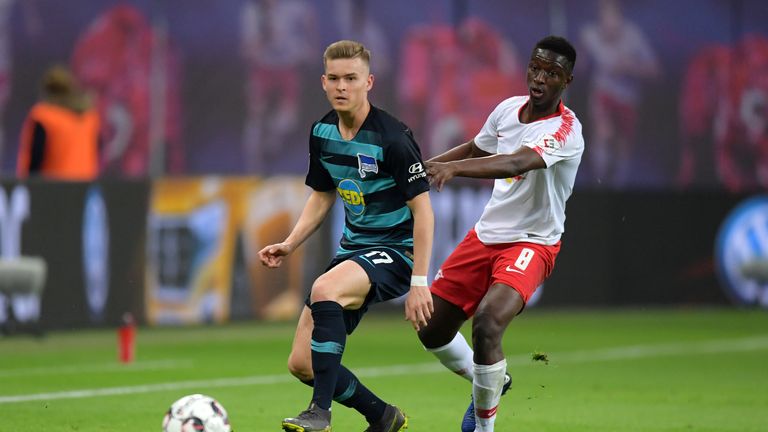 ... Seine Entwicklung zeigt nach oben, aber die Nationalmannschaft käme für den Linkverteidiger noch zu früh. Bei der EM vertrat er im Halbfinale Benjamin Henrichs.