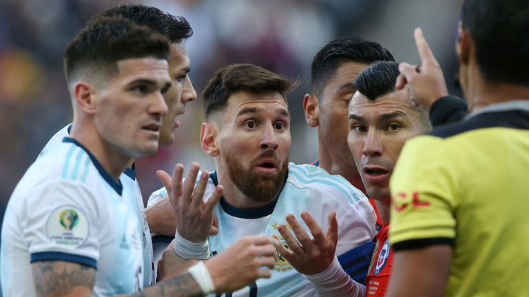 Argentiniens Lionel Messi sieht im Spiel um Platz drei bei der Copa America gegen Chile die Rote Karte.