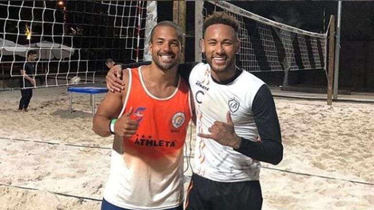 Neymar in Brasilien beim Strandfußball gesichtet. (Quelle: genioneymarjr.10)