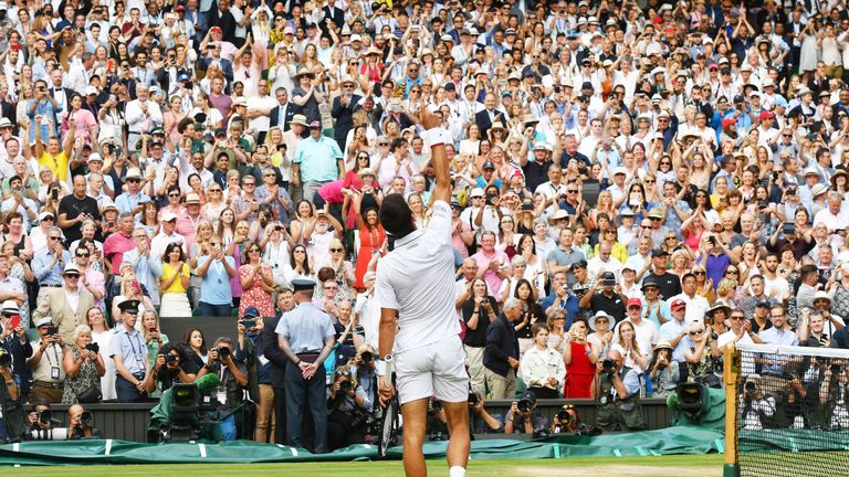 Wimbledon-Sieger Novak Djokovic wünscht sich die gleiche Unterstützung der Fans, die Roger Federer zuteil wird.