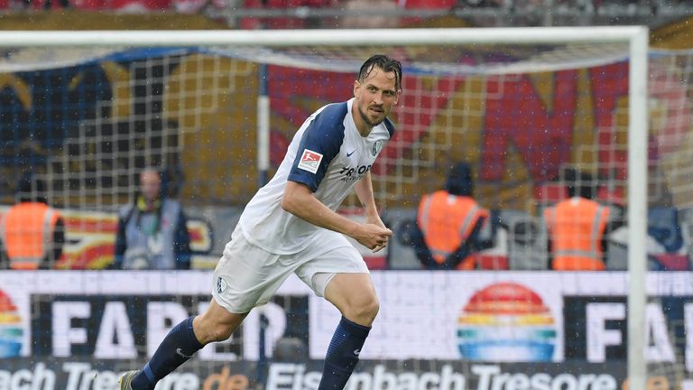 Kein anderer Spieler blieb einem Zweitligisten so lange treu wie Patrick Fabian! Der Innenverteidiger steht seit dem 14.03.2007 als Profi für den VfL Bochum auf dem Platz. Nach der kommenden Saison beendet er jedoch seine aktive Karriere. 