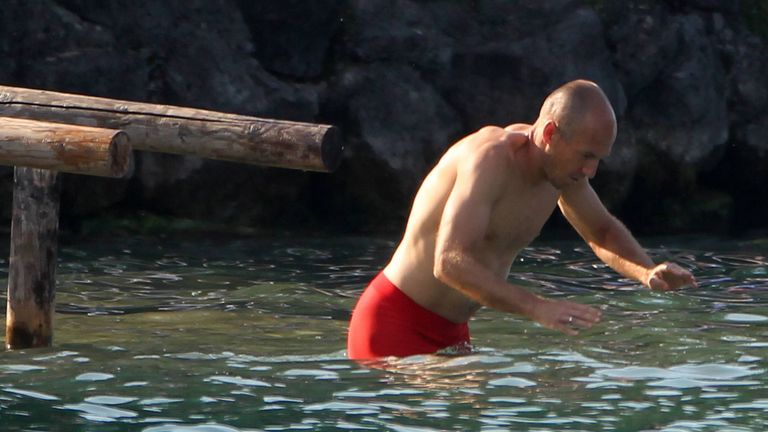 Im Sommer 2018 wagt sich Robben im Trainingslager mit dem FC Bayern zu einer Abkühlung in den Tegernsee.