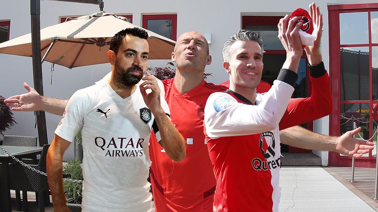 Xavi (l.), Arjen Robben (M:) und Robin van Persie beenden 2019 ihre Fußballerkarriere.