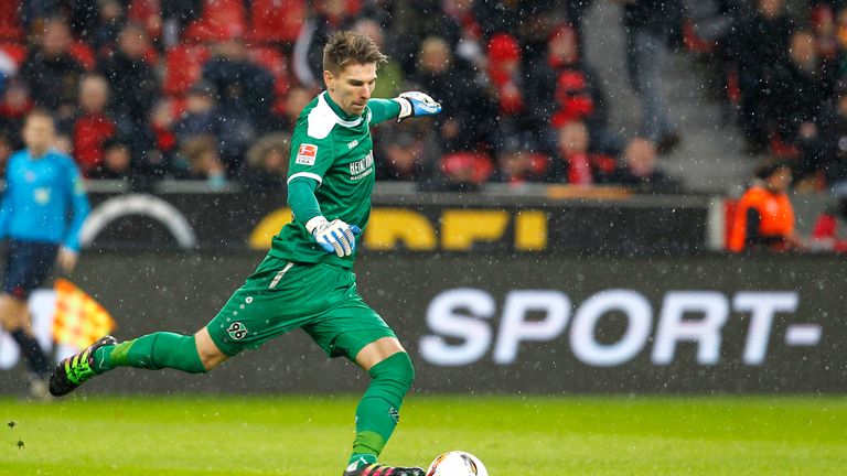 Hannover 96 – Mit Ron-Robert Zieler hat Trainer Mirko Slomka seinen Wunschspieler für das 96-Tor bekommen. Der 30-Jährige kehrte für 4,5 Millionen Euro aus Stuttgart zurück nach Hannover, wo er schon von 2010 bis 2016 zwischen den Pfosten stand.