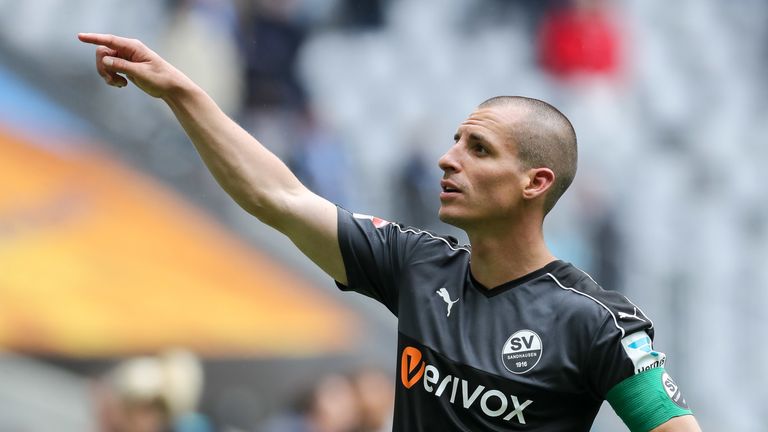 Mit 36 Jahren ist der österreichische Mittelfeldmann Stefan Kulovits der älteste Spieler der 2. Bundesliga. Beim SV Sandhausen agiert er nicht nur als Kapitän und  Identifikationsfigur, sondern ab kommender Saison auch als zweiter Co-Trainer. 