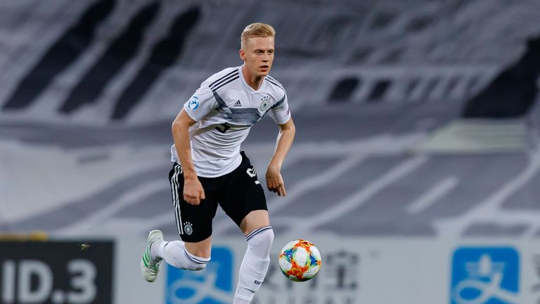 ... 'Ich glaube, dass der Spieler sich die Frage stellt, ob er auch in der  2. Liga beim VfB bleibt“, sagt Stuttgart-Experte Alex Bonengel: 'Vielleicht ist jetzt der richtige Zeitpunkt, trotz aller Verbundenheit mit dem VfB das Umfeld zu wechseln.'

