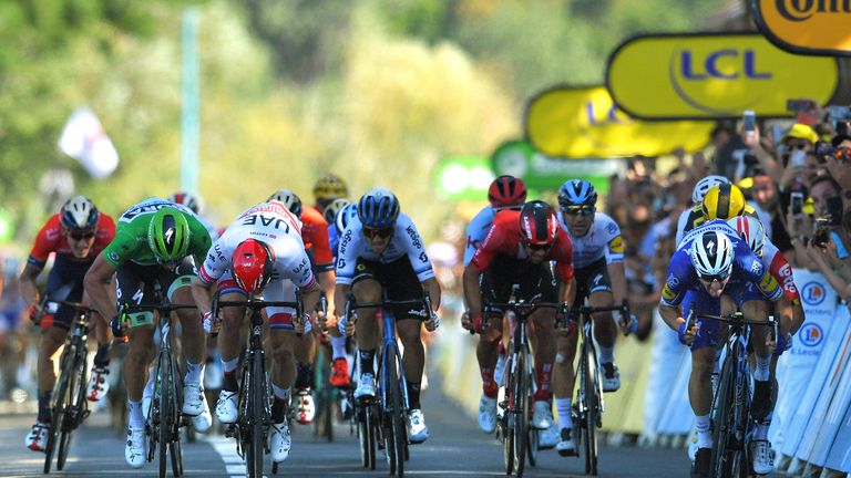 Elia Viviani (r.) gewinnt die 4. Etappe der Tour de France.