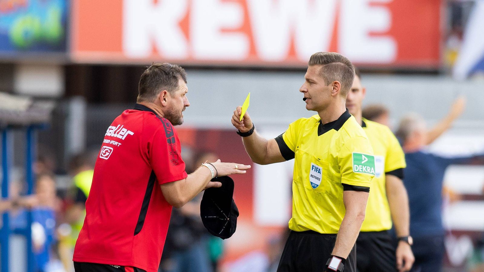 Gelbe Karten Fur Baumgart Und Funkel Sorgen Fur Arger Fussball