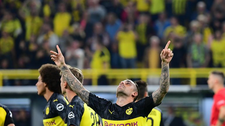 Paco Alcacer trifft für die Dortmunder im Supercup gegen den FC Bayern.